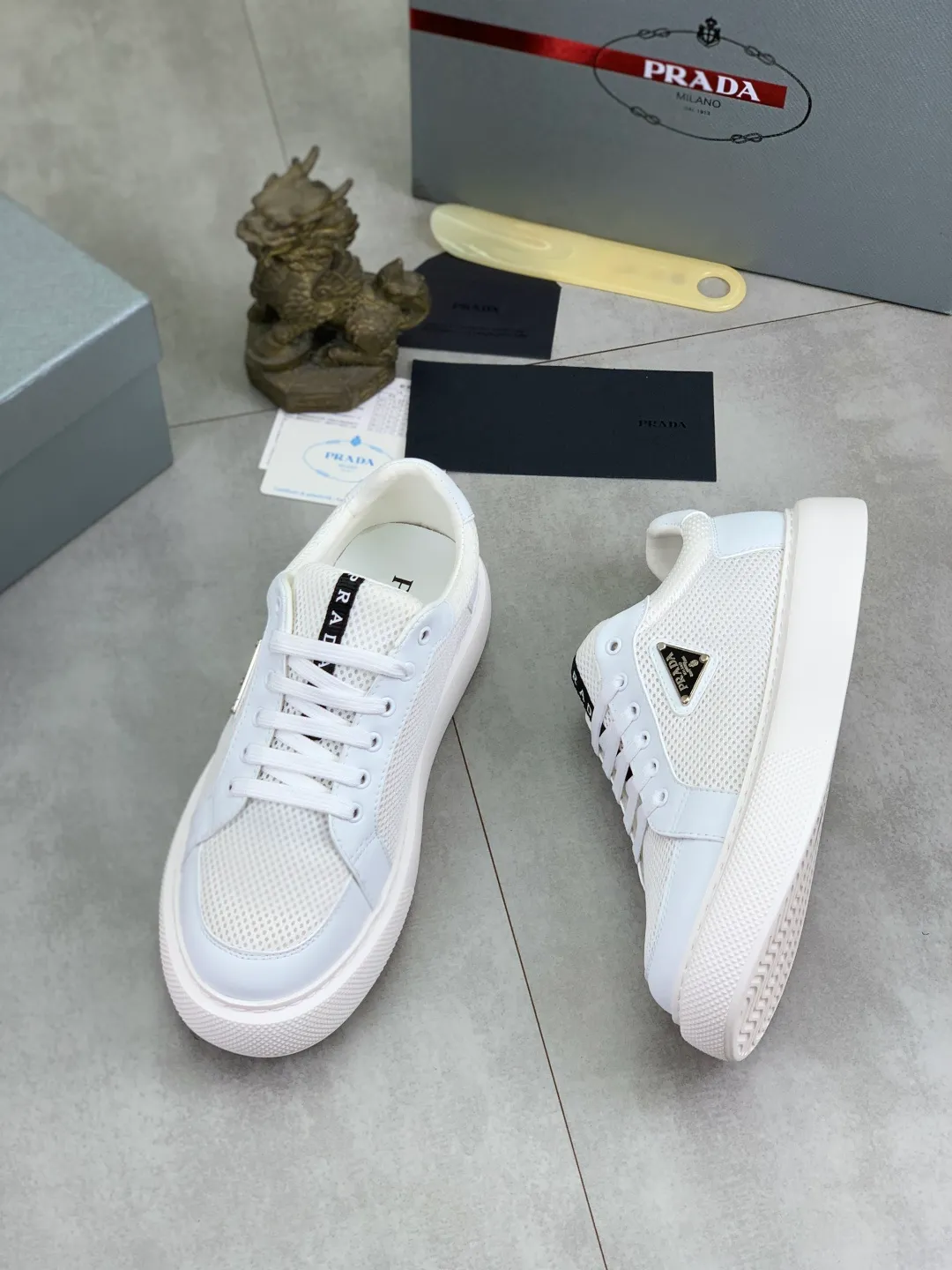 Men's shoes 💰P580💰 [New style] High version official website popular models are on the market, 🆘 Trendy brand (Prada) mainly promotes popular models, avant-garde and versatile fashion men's shoes private version mold opening, cowhide surface splicing 1:1.. Fashionable and simple, original imported cowhide lining cowhide feet; the atmosphere and personality are more fashionable, eye-catching and pursuing class. It will subvert the old idea and be a must-have for fashion trendsetters with you! Must keep it for yourself! Tall and comfortable, large and low, high-end quality workmanship. Size: 38-44 6️⃣colors available.